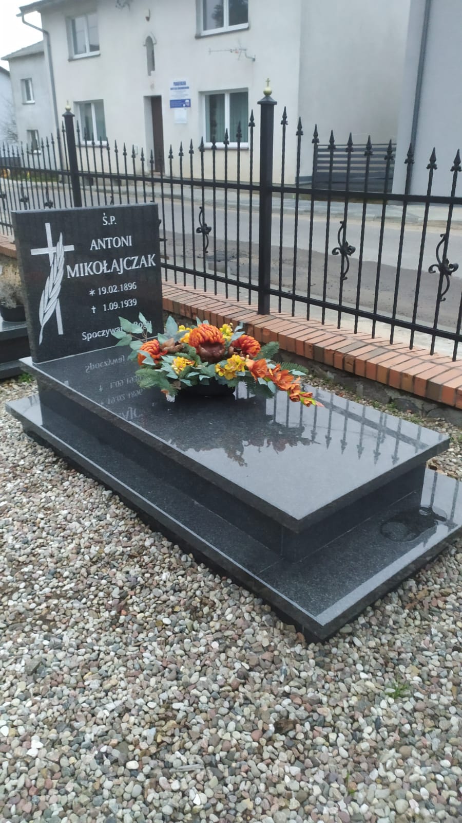 nowy grób A. Mikołaczaka